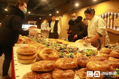 新疆阿勒泰 小馕餅撬動(dòng)大產(chǎn)業(yè) 特色食品銷售促農(nóng)增收